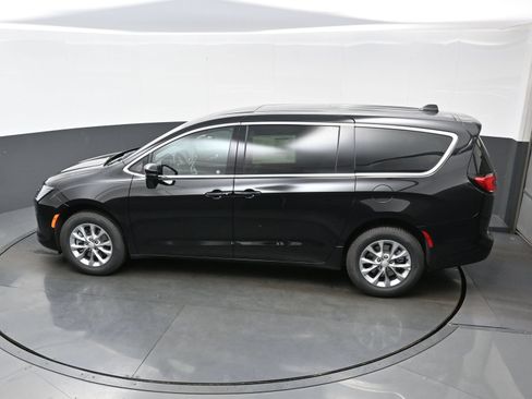New 2027 Chrysler Pacifica Select AWD/4WD image 23