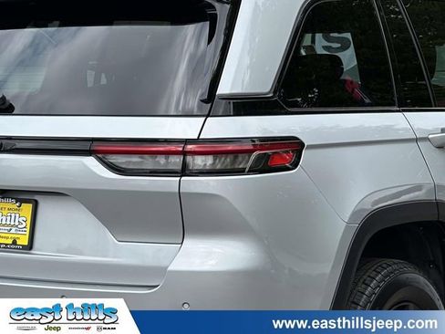 Certified 2025 Jeep Grand Cherokee Altitude AWD/4WD image 11