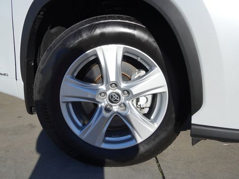 Certified 2023 Toyota Highlander LE image 10