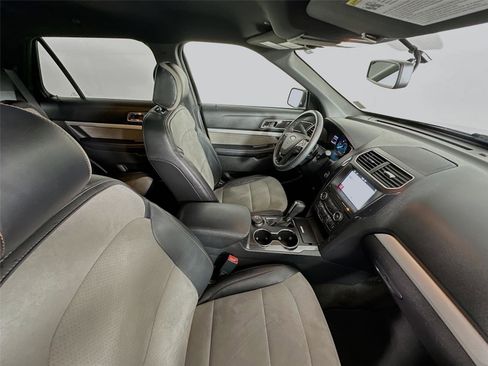 Used 2017 Ford Explorer XLT w/ Equipment Group 202A image 29