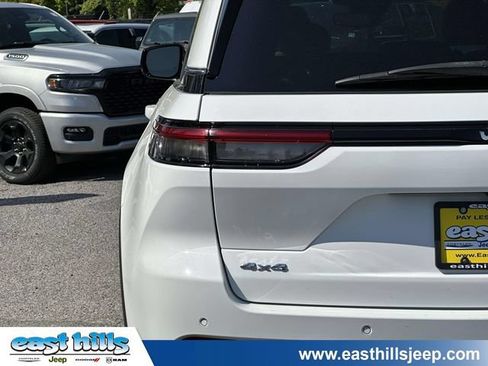 Certified 2023 Jeep Grand Cherokee Limited AWD/4WD image 12