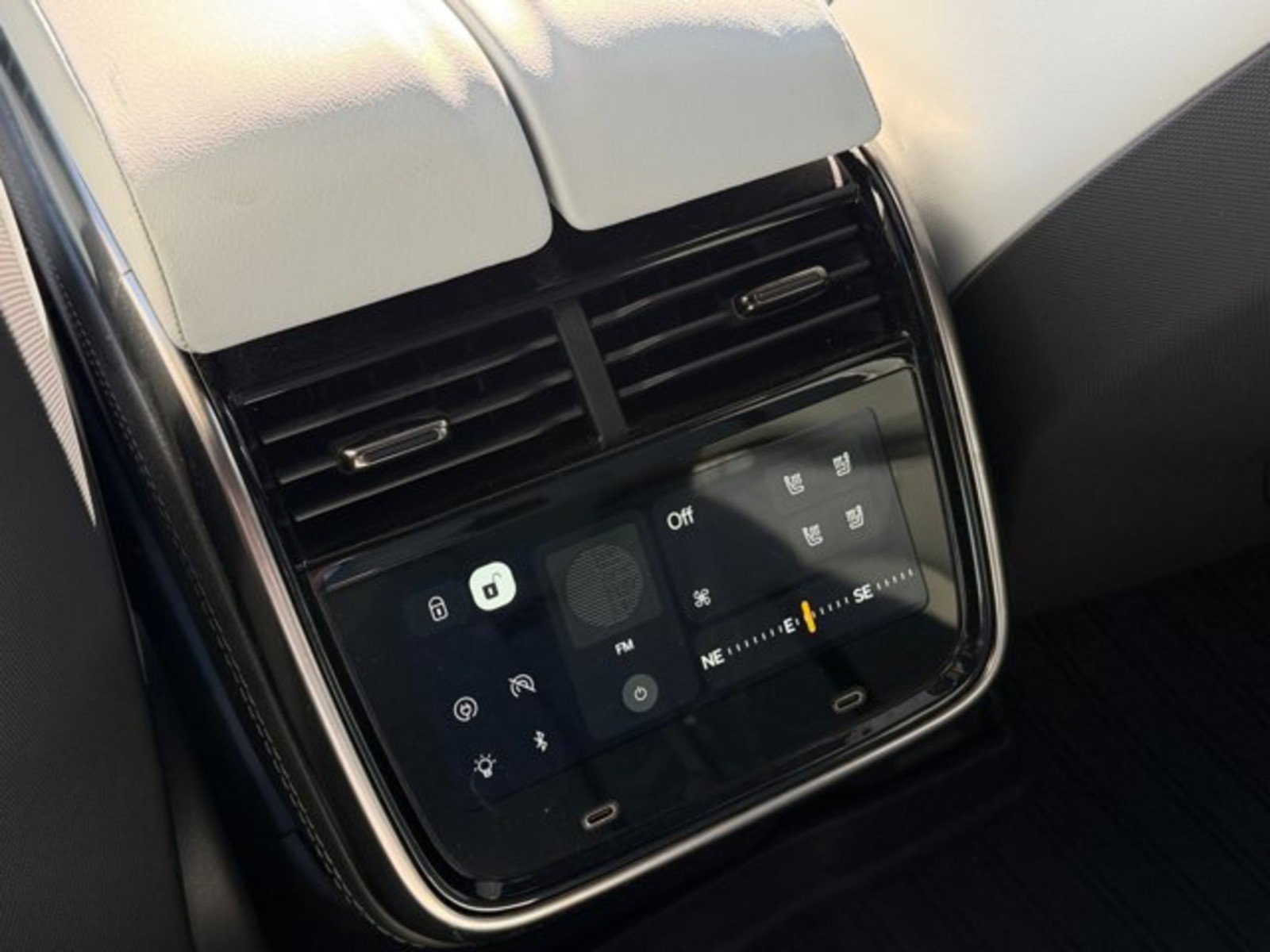 Used 2025 Rivian R1S Adventure Dual AWD/4WD image 28