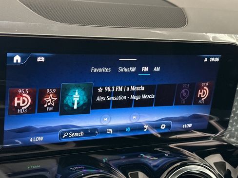 New 2025 Mercedes-Benz GLB 250 4MATIC image 17