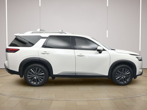 Certified 2024 Nissan Pathfinder SL w/ SL Premium Package FWD image 8