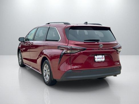 Used 2026 Toyota Sienna XLE FWD image 7