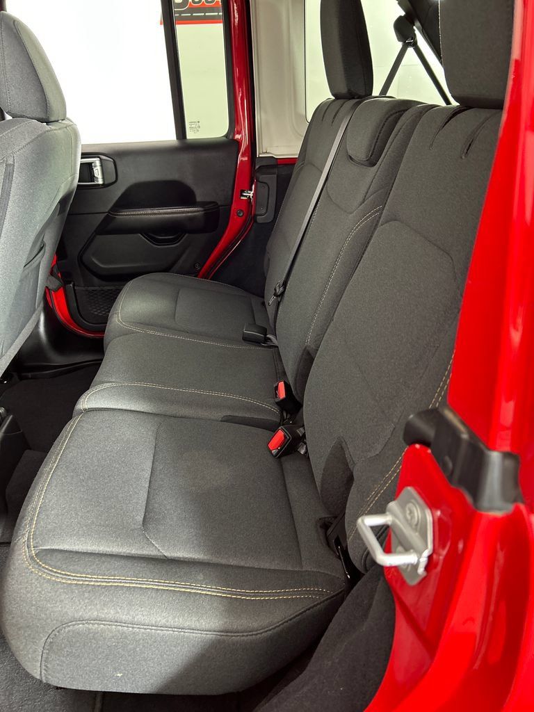 Used 2025 Jeep Wrangler Unlimited Sahara AWD/4WD image 17