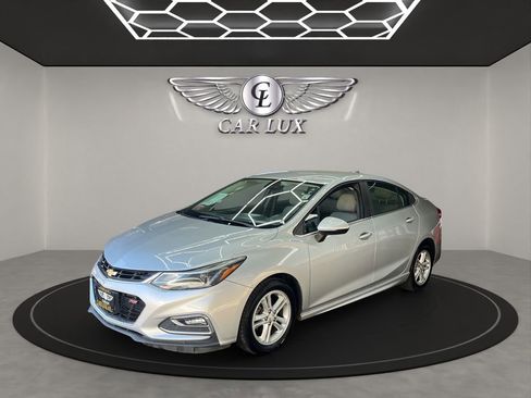 Used 2018 Chevrolet Cruze LT w/ Convenience Package image 2