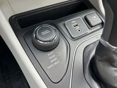 Used 2021 Jeep Cherokee Latitude Lux w/ Comfort/Convenience Group image 30