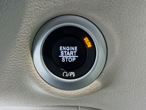 Used 2024 Chrysler Pacifica Limited image 21