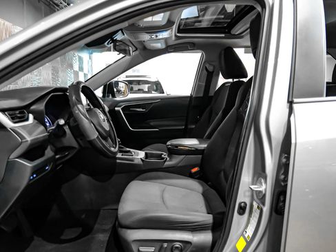 Used 2020 Toyota RAV4 XLE w/ Convenience Package FWD image 4