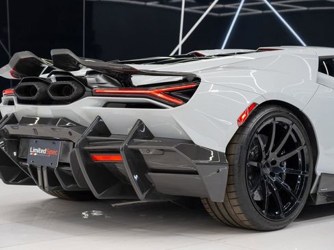 Used 2025 Lamborghini Revuelto image 19