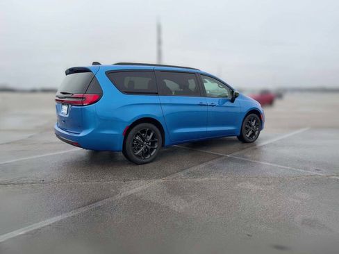 New 2026 Chrysler Pacifica Select image 12