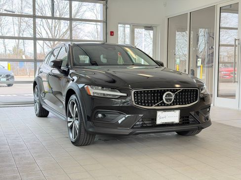 Certified 2024 Volvo V60 B5 Cross Country Plus w/ Protection Package Premier AWD/4WD image 5