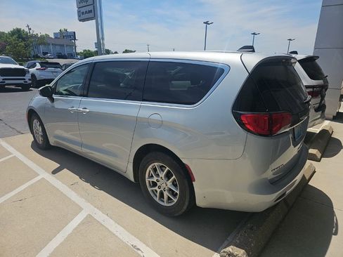 Used 2022 Chrysler Voyager LX FWD image 3