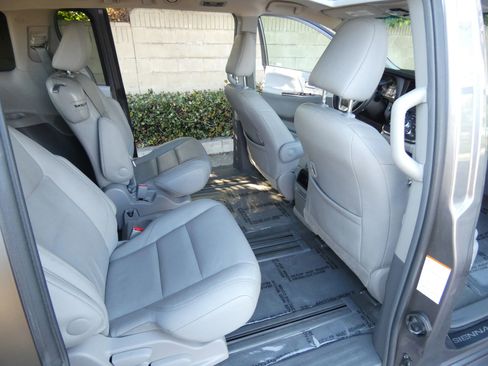 Used 2017 Toyota Sienna XLE image 24