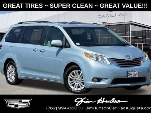 Used 2017 Toyota Sienna XLE Premium FWD image 1