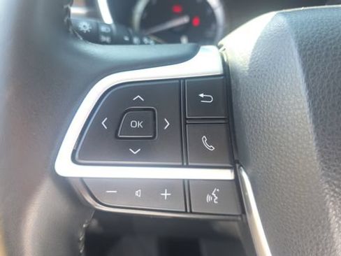 Used 2022 Toyota Highlander XLE AWD/4WD image 23