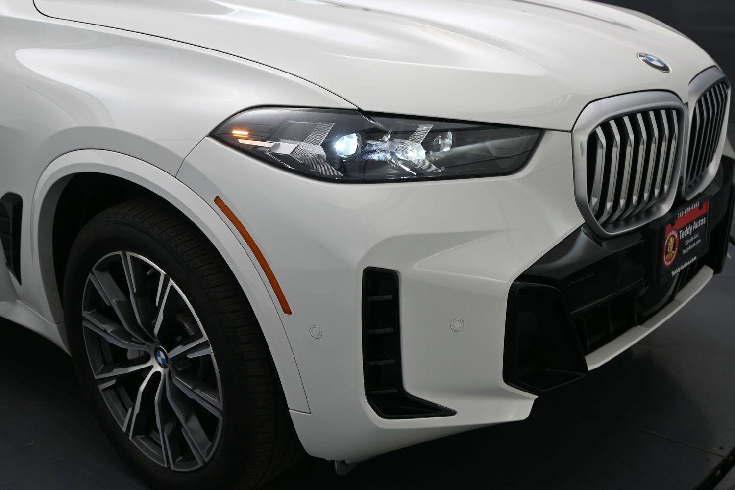 Used 2024 BMW X5 xDrive40i w/ M Sport Package AWD/4WD image 21