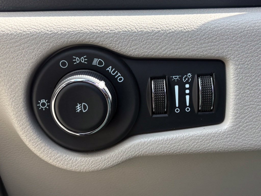 Used 2024 Chrysler Pacifica Touring-L FWD image 14