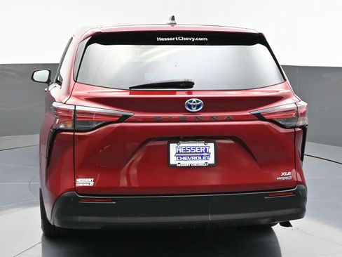 Used 2021 Toyota Sienna XLE image 6
