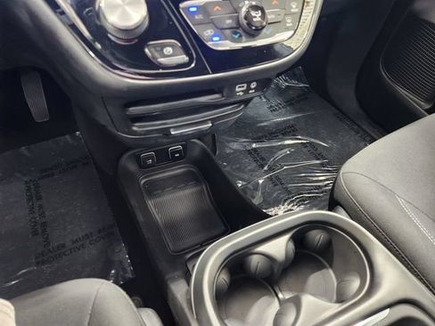 Used 2019 Chrysler Pacifica Touring Plus w/ S Appearance Package FWD image 22