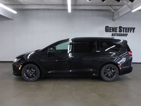 Used 2018 Chrysler Pacifica Touring-L Plus w/ S Appearance Package FWD image 7