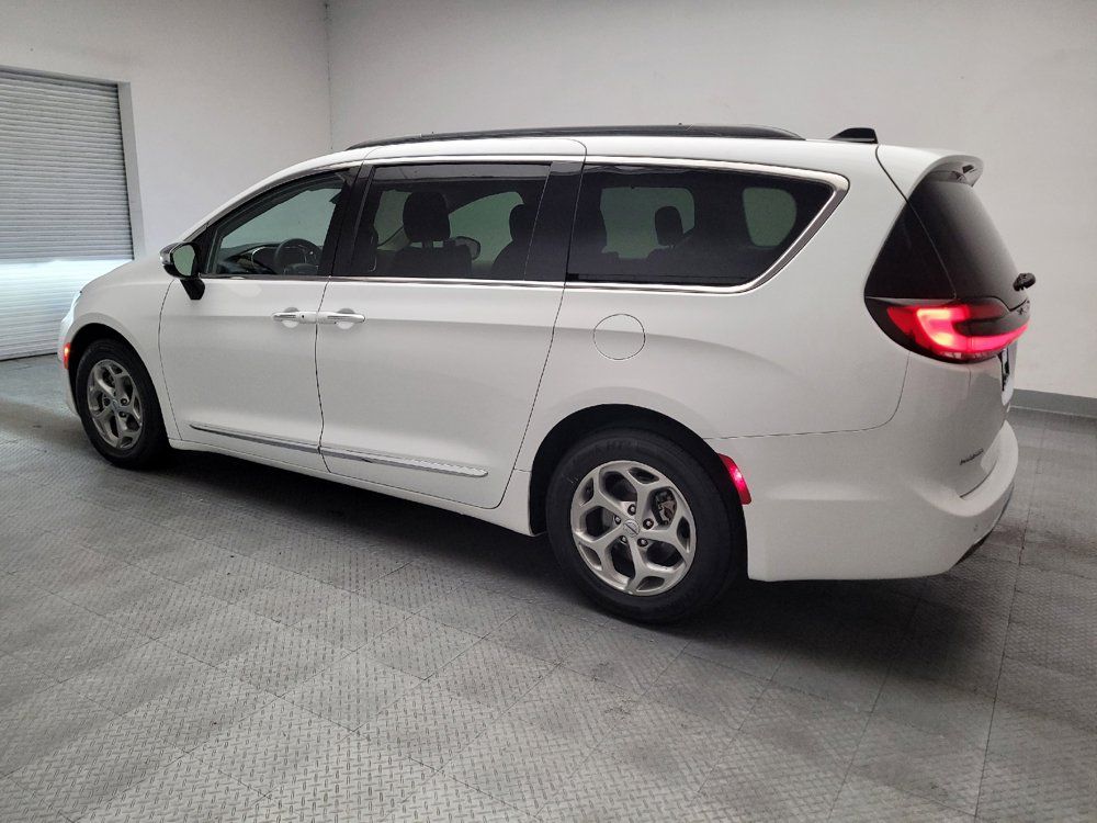 Used 2023 Chrysler Pacifica Limited FWD image 3