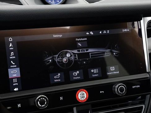 Certified 2025 Porsche Macan AWD/4WD image 18