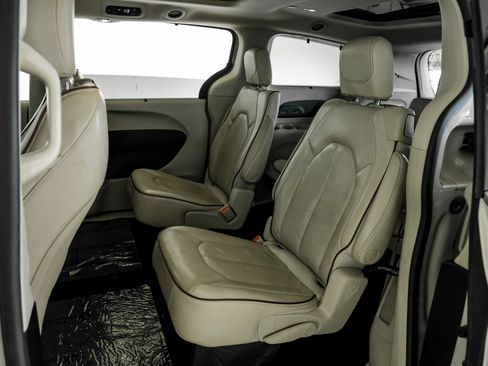Used 2020 Chrysler Pacifica Limited w/ Advanced Safetytec Group FWD image 33