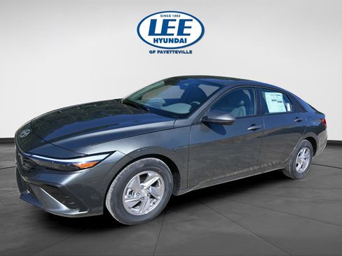 Certified 2025 Hyundai Elantra SE FWD image 5