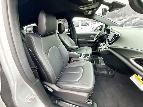 New 2026 Chrysler Pacifica Select image 32
