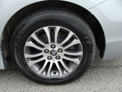 Used 2019 Toyota Sienna XLE w/ XLE Navigation Package FWD image 37