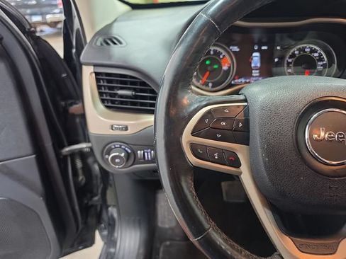 Used 2018 Jeep Cherokee Limited AWD/4WD image 12