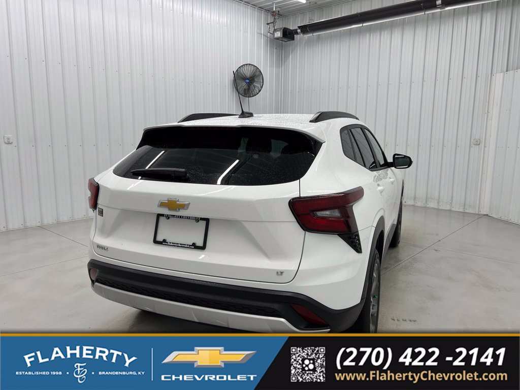 Used 2025 Chevrolet Trax LT w/ LT Convenience Package FWD image 3