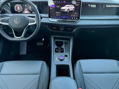 Used 2025 Volkswagen Tiguan SE w/ Panoramic Sunroof Package AWD/4WD image 13