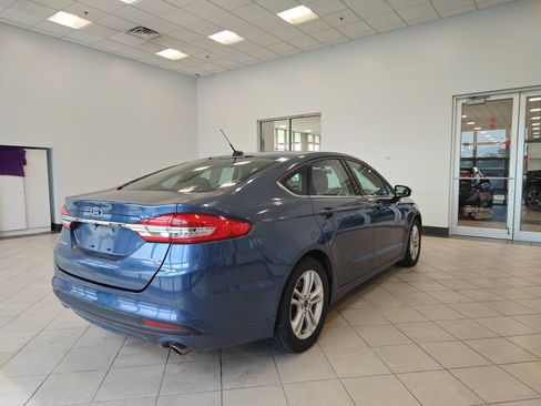 Used 2018 Ford Fusion SE w/ Fusion SE Technology Package FWD image 3