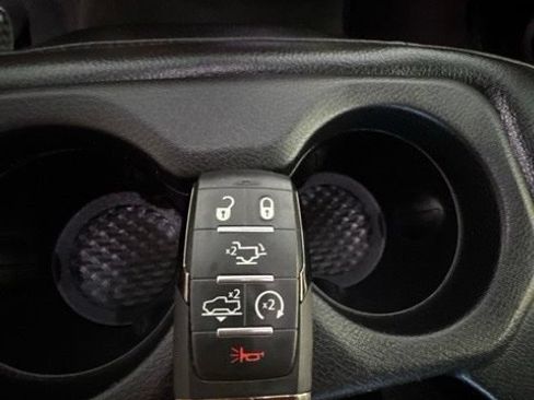 Used 2019 RAM 1500 Laramie AWD/4WD image 17