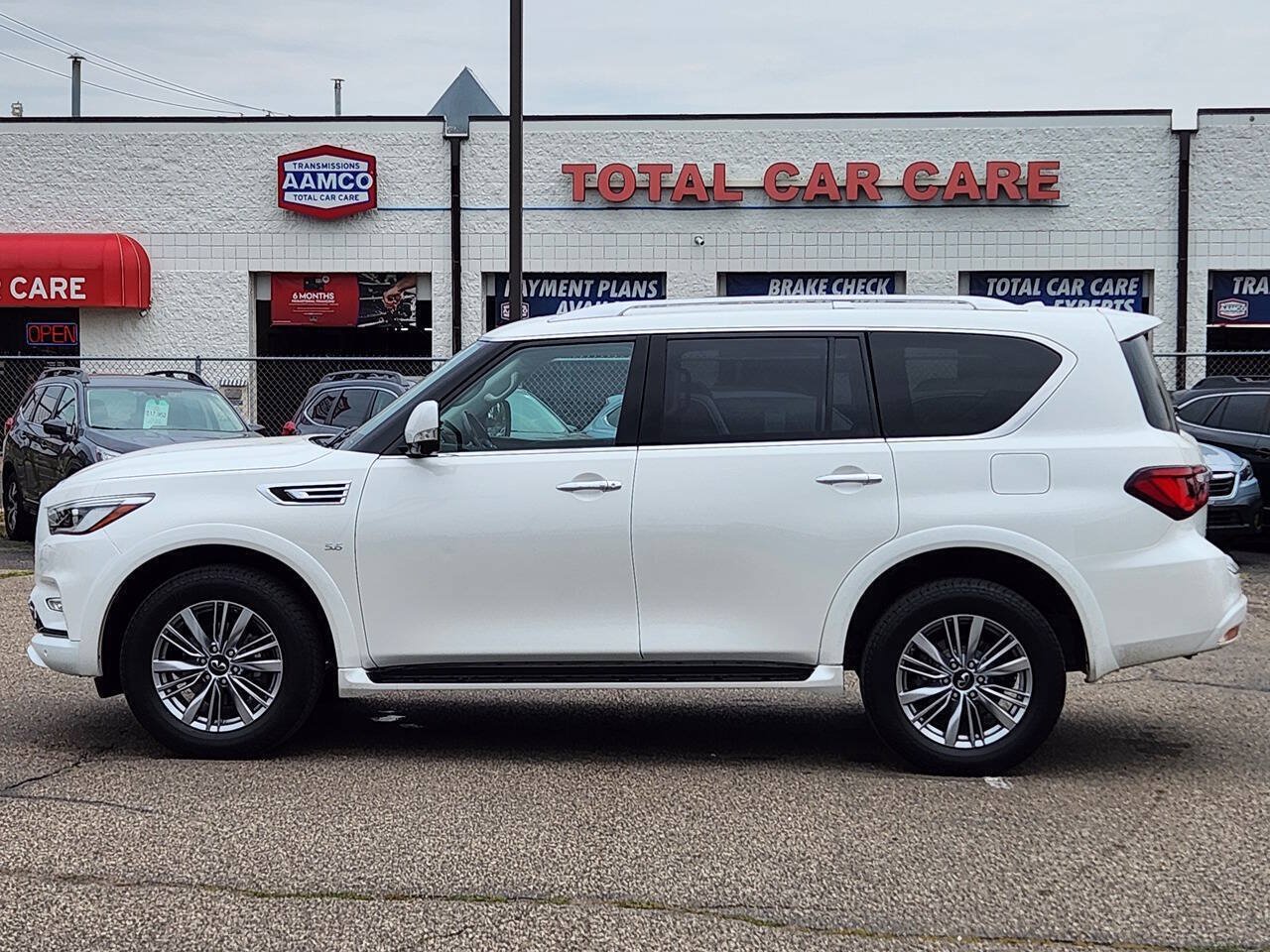 Used 2019 INFINITI QX80 Luxe w/ All-Season Package AWD/4WD image 3
