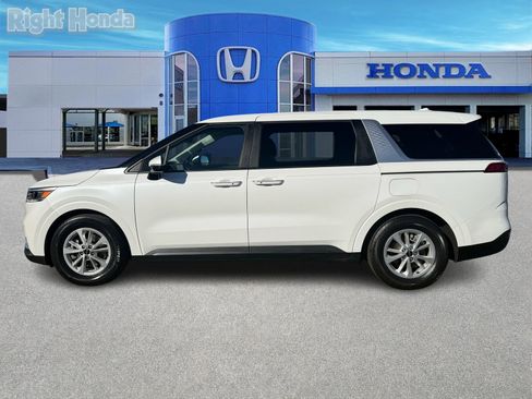 Used 2024 Kia Carnival LX image 3