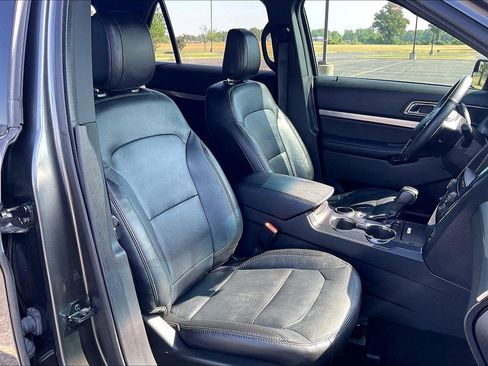 Used 2018 Ford Explorer XLT w/ Equipment Group 202A FWD image 8