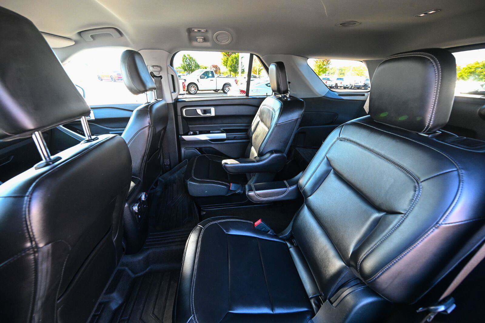 Used 2022 Ford Explorer XLT w/ Equipment Group 202A AWD/4WD image 23