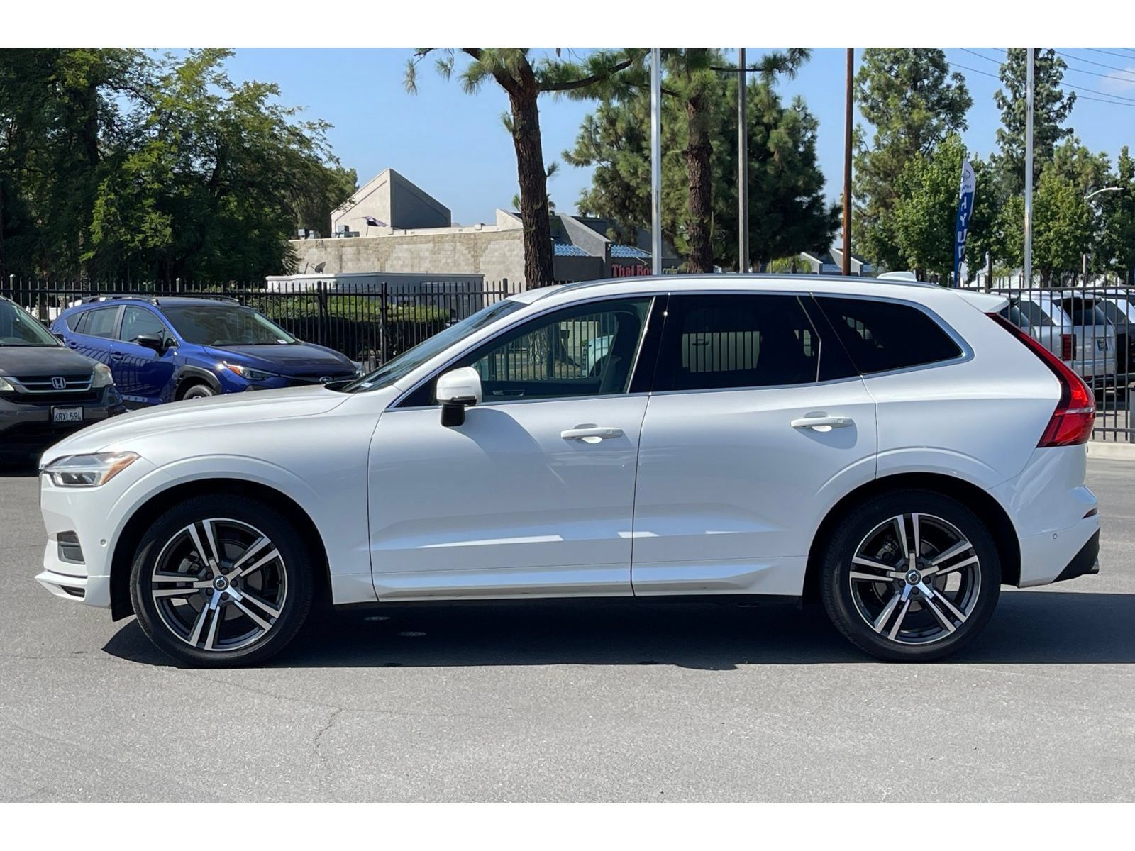 Used 2018 Volvo XC60 T5 Momentum w/ Convenience Package AWD/4WD image 3