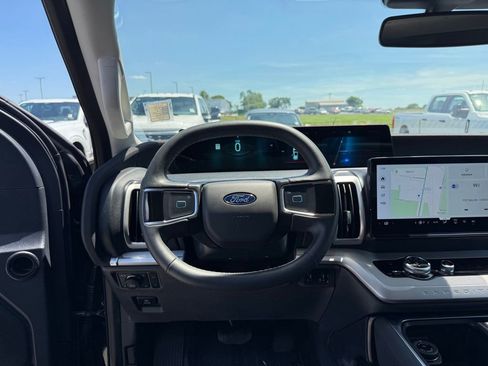 Used 2025 Ford Expedition Active AWD/4WD image 13