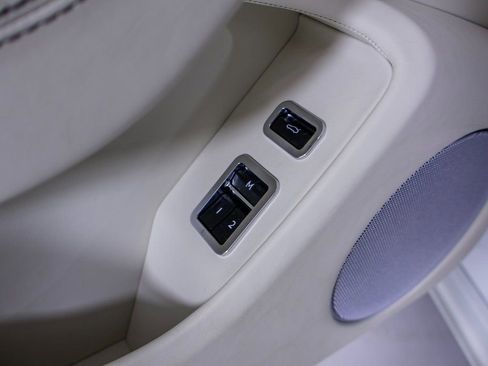 Used 2024 Bentley Flying Spur V8 image 43