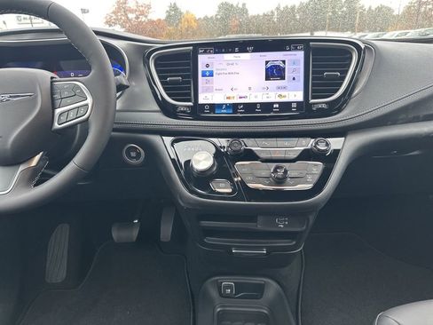 New 2026 Chrysler Pacifica Select image 15