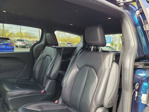 Used 2022 Chrysler Pacifica Touring-L w/ S Appearance Package image 15