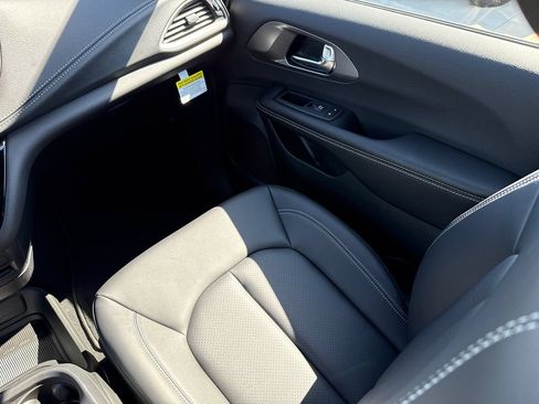 New 2026 Chrysler Pacifica Select FWD image 14