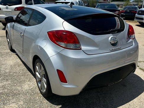 Used 2017 Hyundai Veloster FWD image 3