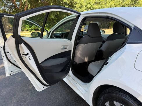 Used 2021 Toyota Corolla LE FWD image 15