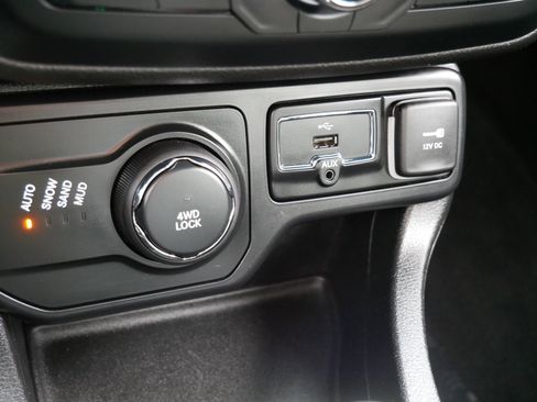 Used 2019 Jeep Renegade Latitude w/ Cold Weather Group image 20